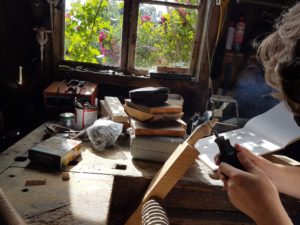 Bearbeitung einer Holzhandel mit einem Dremel